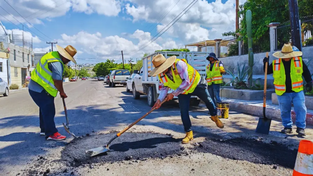 ¿En qué colonias y calles trabaja el programa emergente de bacheo en BCS?