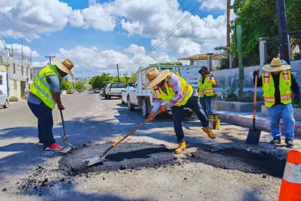 ¿En qué colonias y calles trabaja el programa emergente de bacheo en BCS?