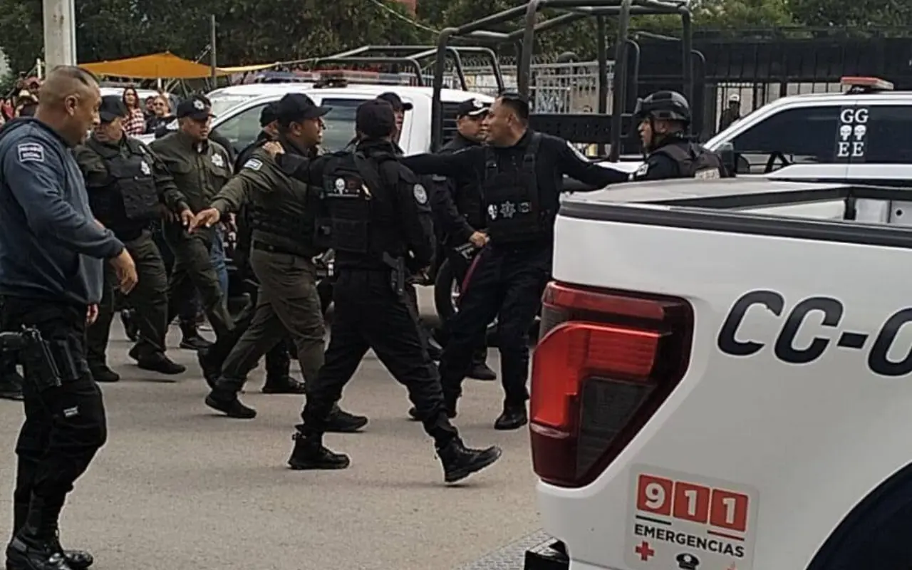 Enfrentamiento entre policías de Cuautitlán y Tultepec. Foto: FB/ Vecinos de Santa Elena (Canva)