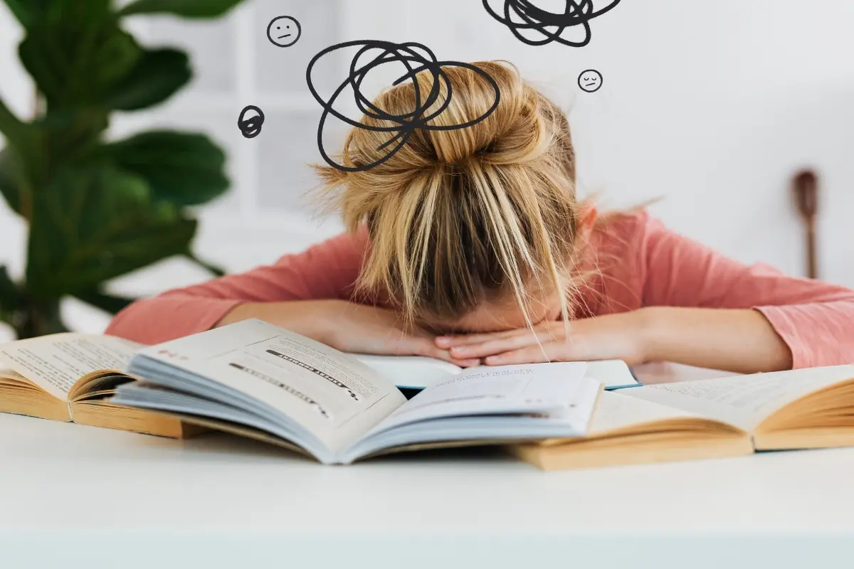 Una persona estudiando pero fatigada. Foto: Canva