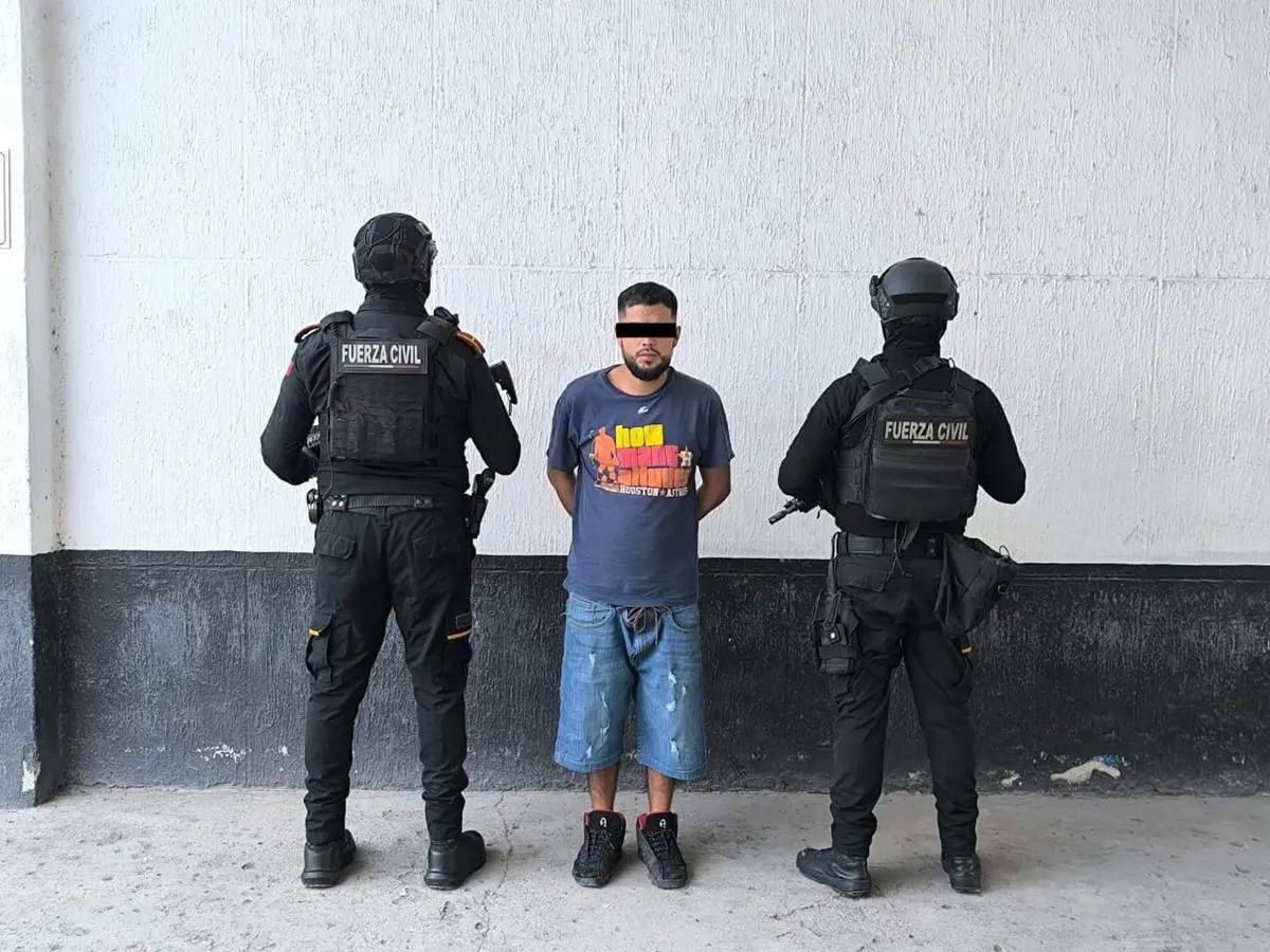 Fuerza Civil detuvo a  Miguel “N.”, de 30 años de edad, a quien le aseguró un arma larga con cargador y siete cartuchos útiles, en la colonia 1ro de junio, del municipio de Monterrey. Foto: Fuerza Civil