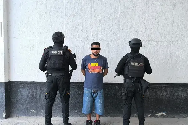 Fuerza Civil detiene a hombre armado en la colonia 1ro de junio en Monterrey