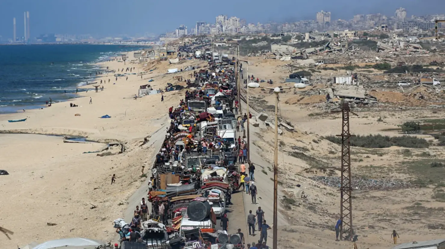 Palestinos huyen de Gaza tras ataque terrestre israelí. Foto: AFP/Getty Images