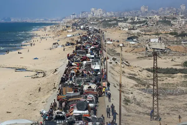 Palestinos huyen de Gaza tras ataque terrestre israelí