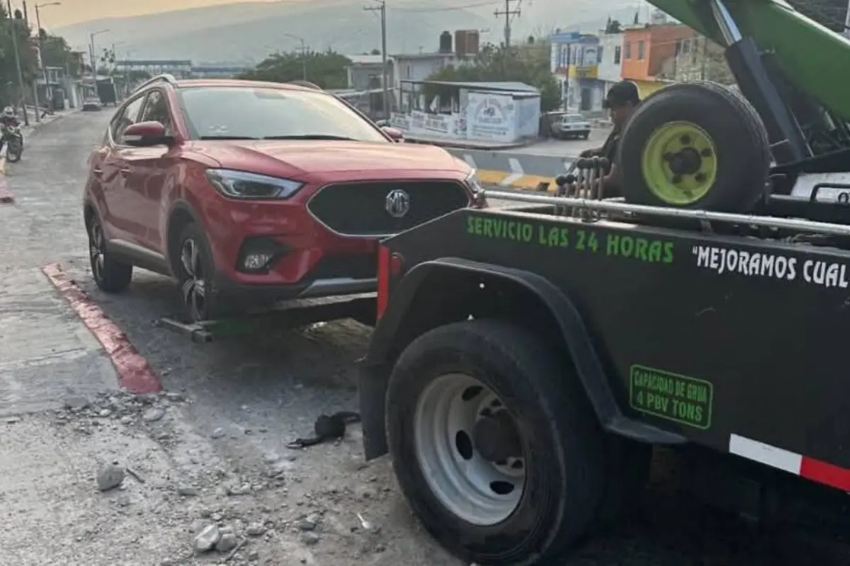 La grua llevándose un carro. Foto: X @Elcentinelamx1