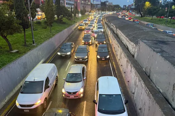 FOTOS | Lluvias dejan severos encharcamientos en Cuauhtémoc e Iztacalco con largas filas de automovilistas