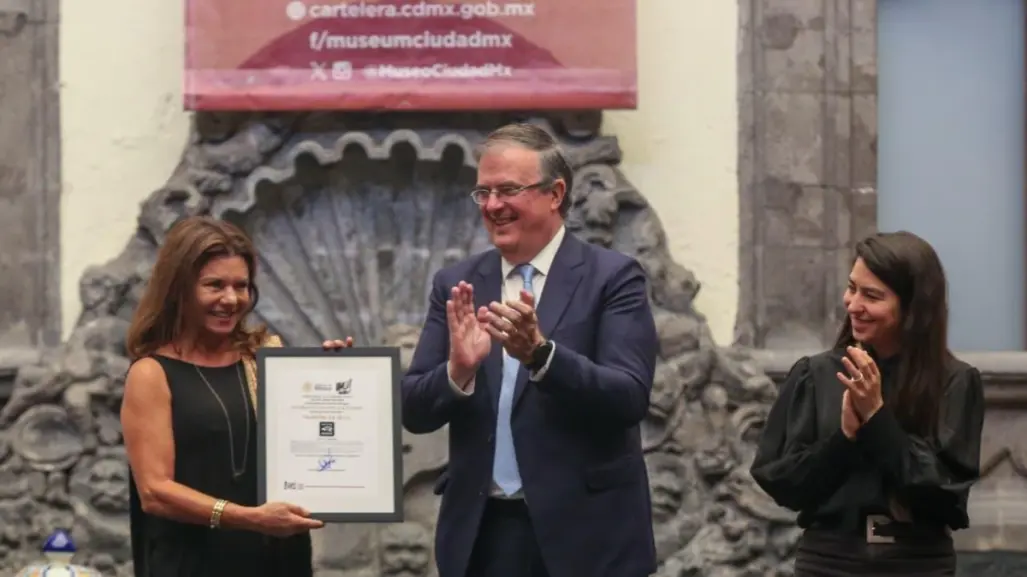 Marcelo Ebrard entrega sello Hecho en México a Angélica Moreno, creadora de Talavera de la Reyna