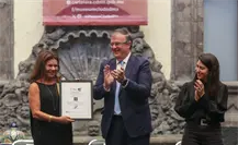 Marcelo Ebrard entrega sello Hecho en México a Angélica Moreno, creadora de Talavera de la Reyna Marcelo Ebrard entrega sello Hecho en México a Angélica Moreno, creadora de Talavera de la Reyna