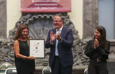 Marcelo Ebrard entrega sello Hecho en México a Angélica Moreno, creadora de Talavera de la Reyna