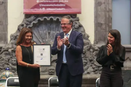 Marcelo Ebrard entrega sello Hecho en México a Angélica Moreno, creadora de Talavera de la Reyna