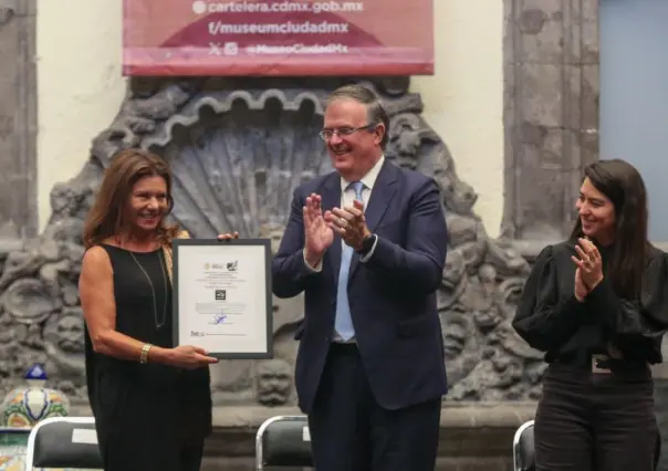 Marcelo Ebrard entrega sello Hecho en México a Angélica Moreno, creadora de Talavera de la Reyna