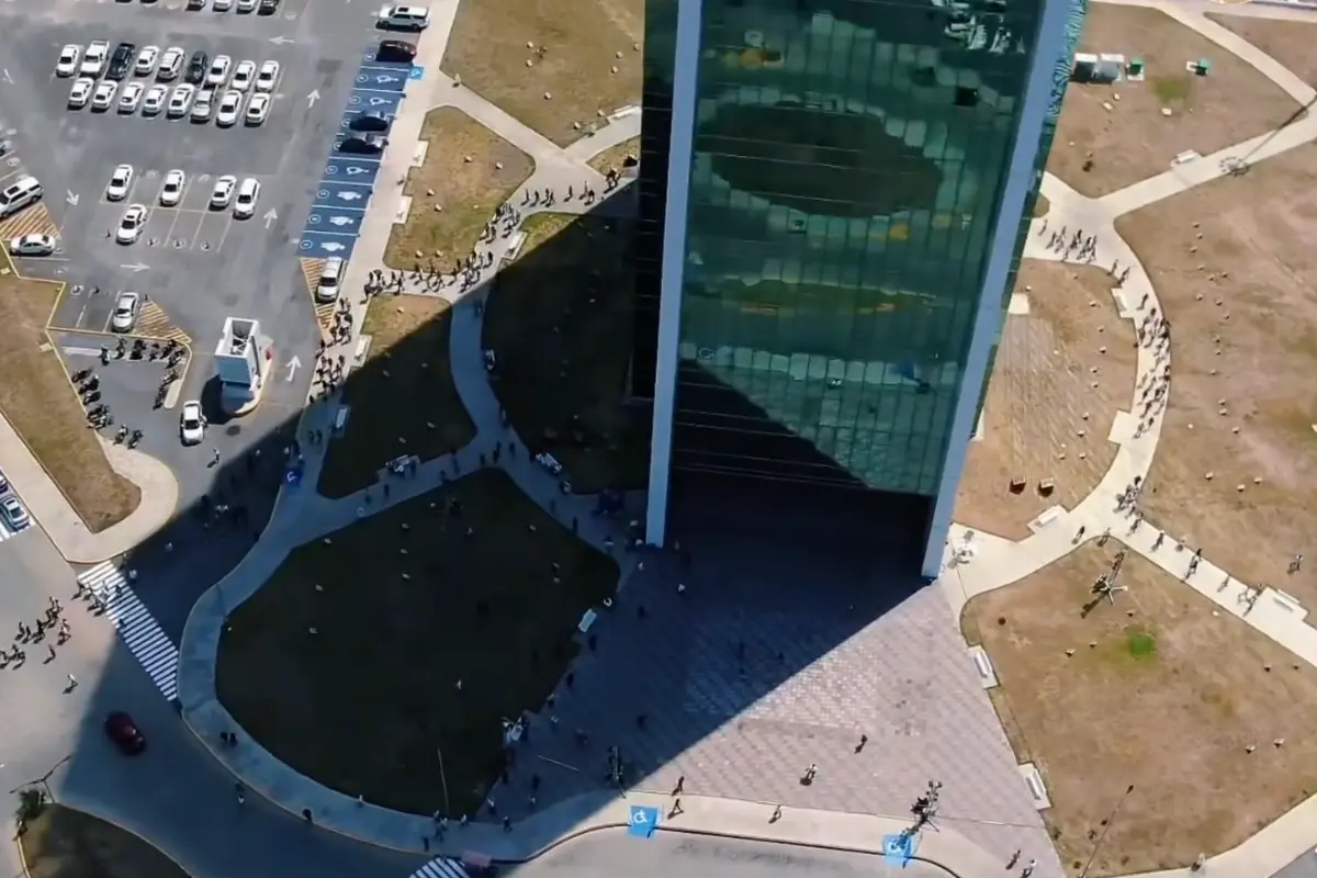 Simulacro en la torre Bicentenario en Ciudad Victoria. Foto: Victoria Jiménez