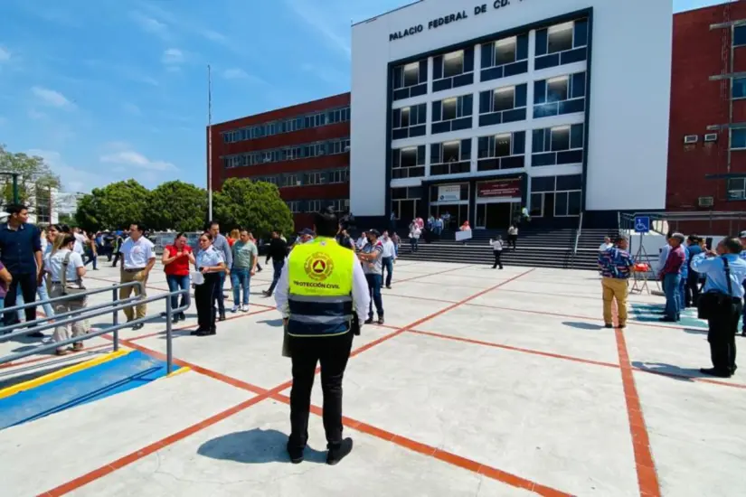 Simulacro en el Palacio Federal de Ciudad Victoria. Foto: Victoria Jiménez