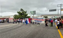 Bloquean carretera federal Villahermosa-Cárdenas por falta de pago a proveedores de Pemex