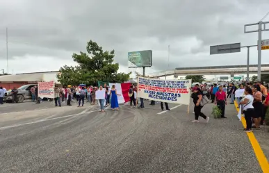 Bloquean carretera federal Villahermosa-Cárdenas por falta de pago a proveedores de Pemex