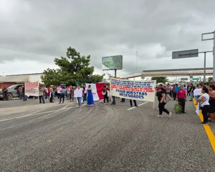 Bloquean carretera federal Villahermosa-Cárdenas por falta de pago a proveedores de Pemex
