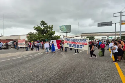 Bloquean carretera federal Villahermosa-Cárdenas por falta de pago a proveedores de Pemex