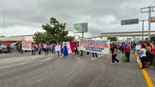 Bloquean carretera federal Villahermosa-Cárdenas por falta de pago a proveedores de Pemex