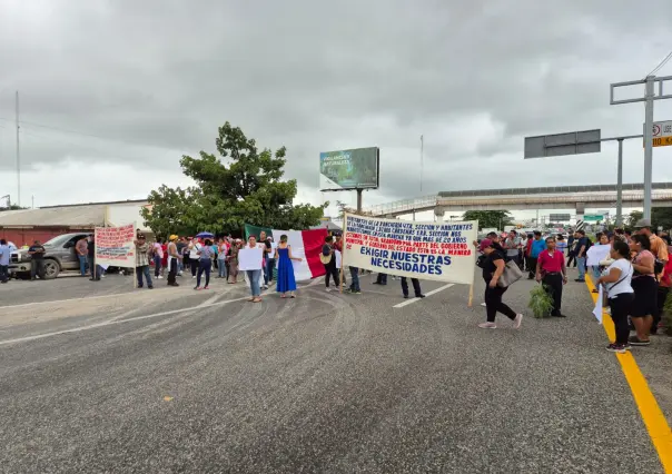 Bloquean carretera federal Villahermosa-Cárdenas por falta de pago a proveedores de Pemex