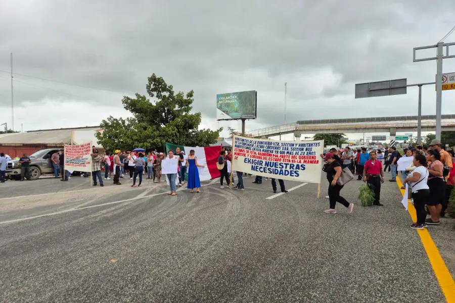 Bloquean carretera federal Villahermosa-Cárdenas por falta de pago a proveedores de Pemex