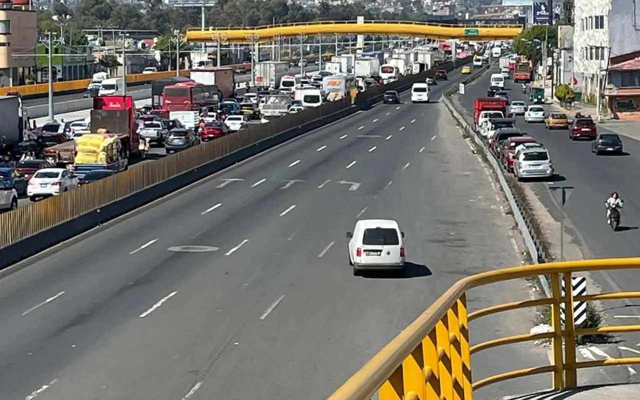 Carretera Federal México-Puebla. Foto: X/ @ChalcoSC (Canva)
