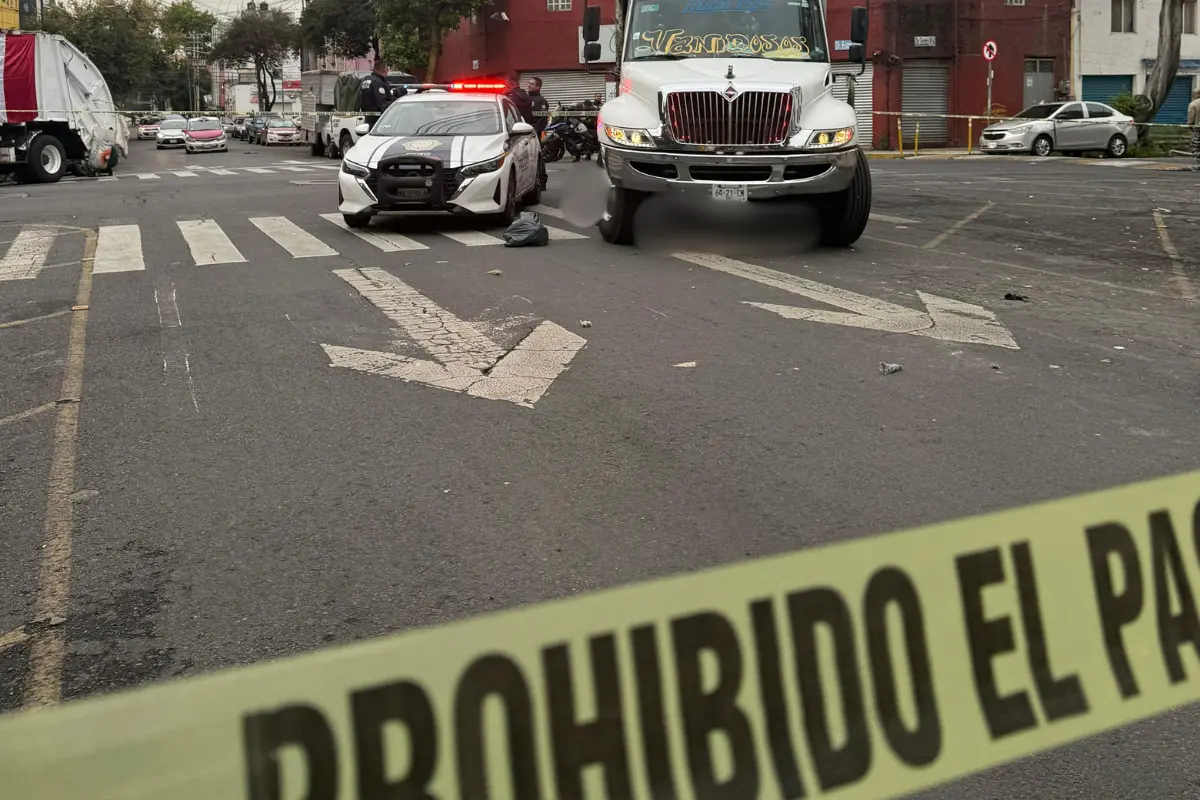 Camión de basura que arrolló a una mujer en CDMX junto a una patrulla de la SSC.     Foto: Ramón Ramírez