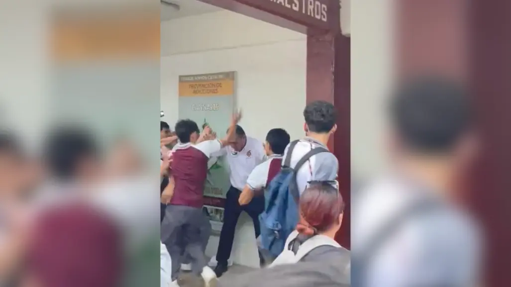 VIDEO | Violenta protesta en el Cetis 78 de Tamaulipas; alumnos golpean a director acusado de acoso