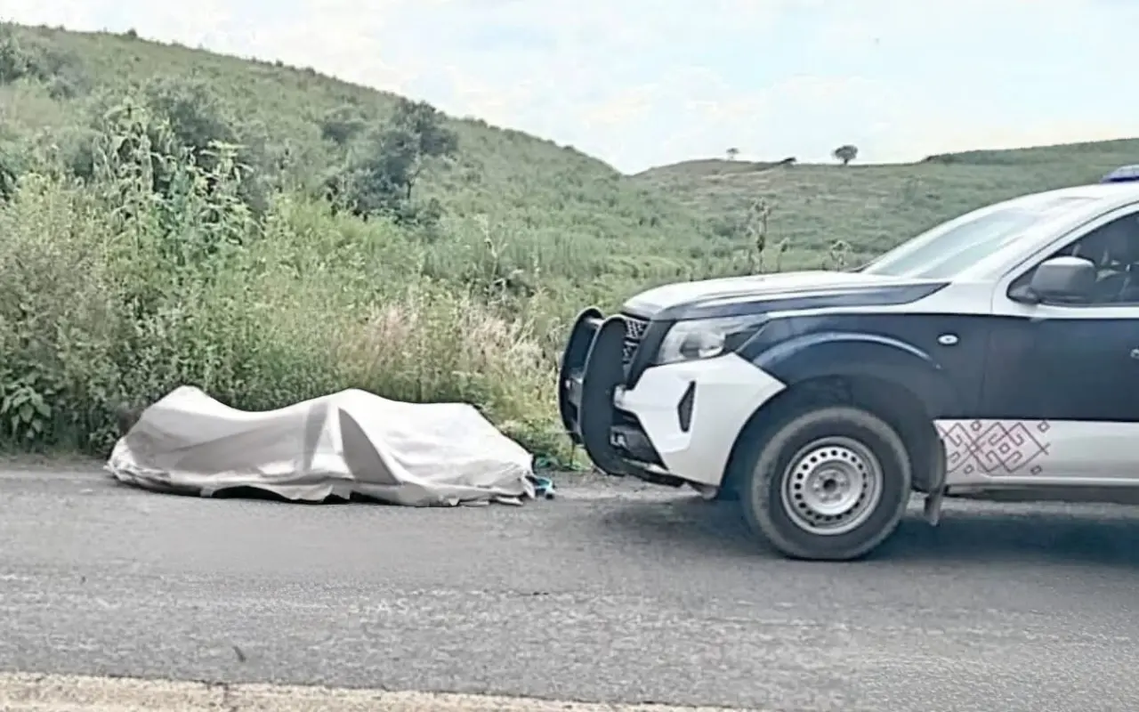 Tres cuerpos abandonos sobre la carretera federal Chalco- Cuautla. Foto: FB / Chalco Informa (Canva)