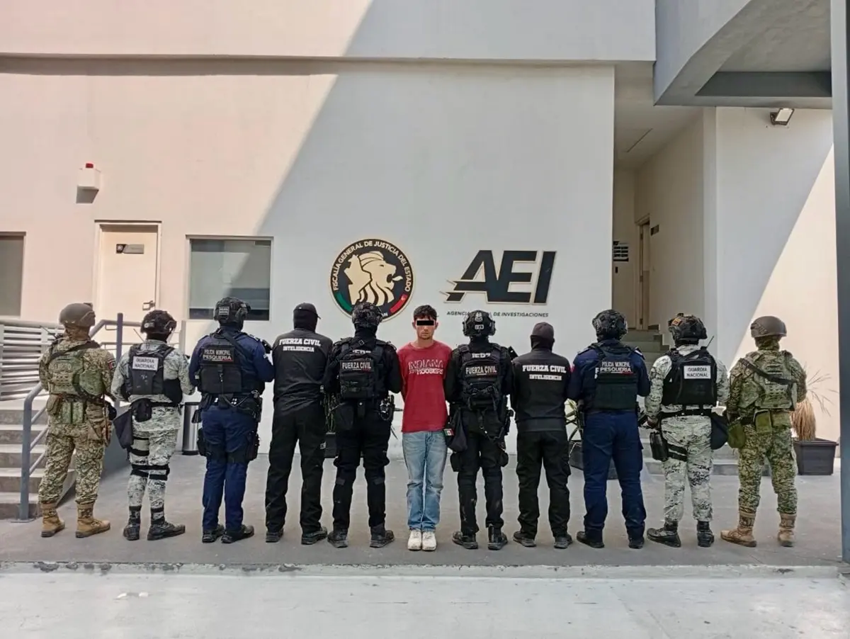 El detenido fue identificado como Miguel N, de 22 años, quien fue puesto a disposición del Ministerio Público. Foto: Fiscalía General de Justicia de Nuevo León