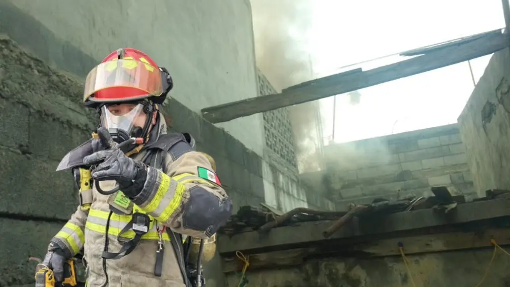 Rescatan a familia y mascotas durante incendio en Monterrey