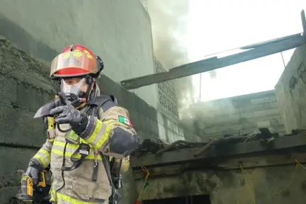 Rescatan a familia y mascotas durante incendio en Monterrey