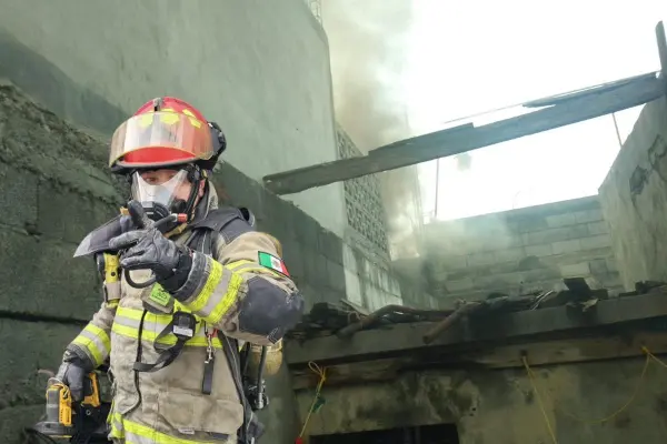 Rescatan a familia y mascotas durante incendio en Monterrey
