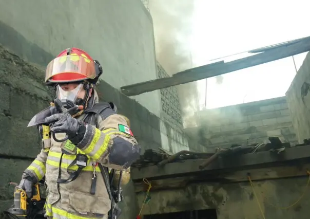 Rescatan a familia y mascotas durante incendio en Monterrey