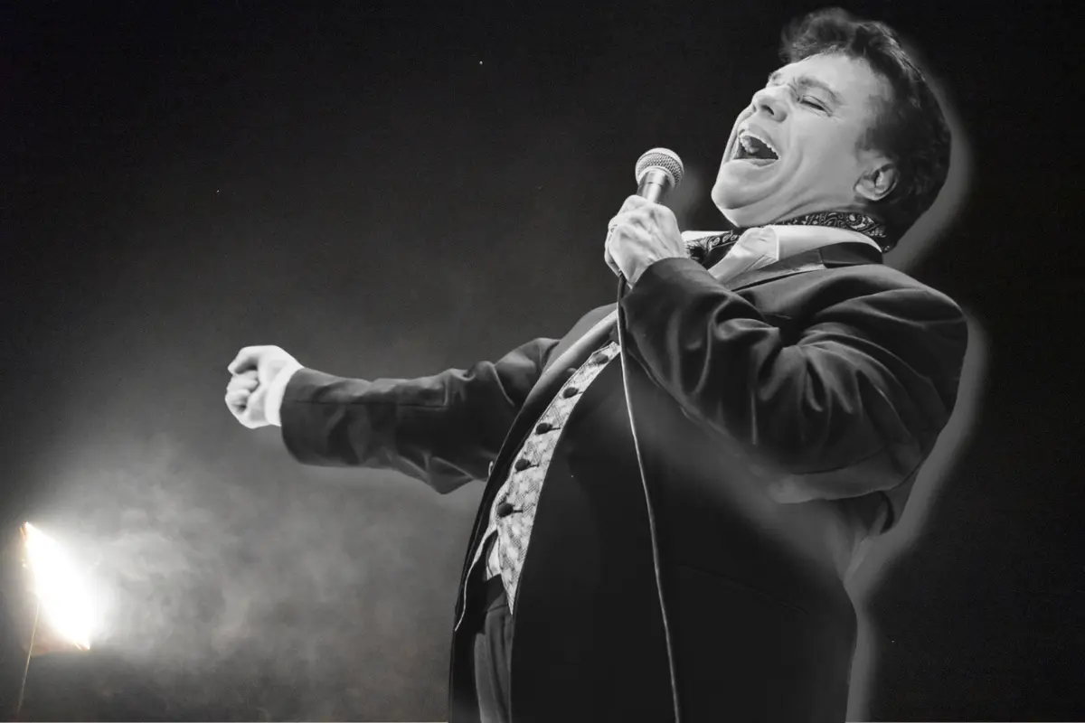 Juan Gabriel: la ilusión de que sigue vivo, el mito de Joaquín Muñoz (Foto: FB Juan Gabriel / Canva)