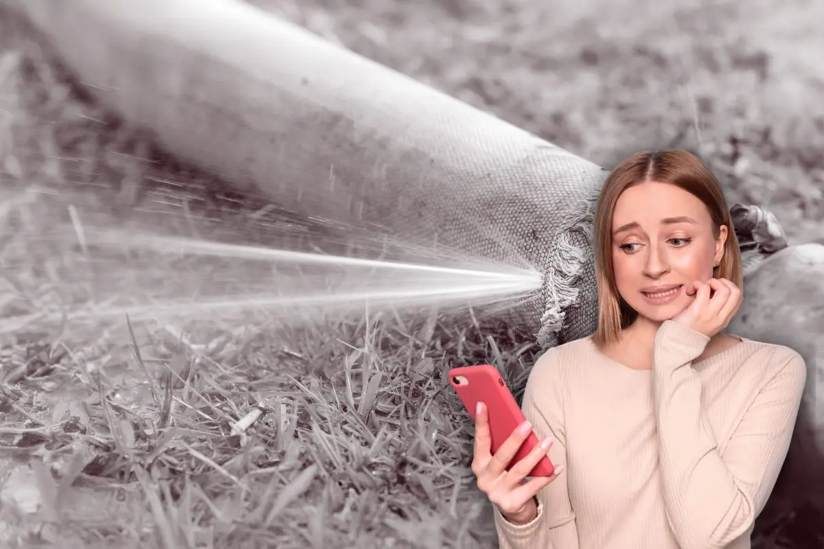 Fuga de agua y una mujer con celular en mano Foto: Canva