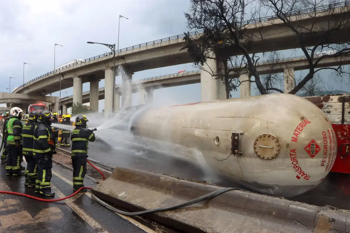 Pipa que explotó apagada por bomberos tras la explosión en Iztapalapa. Foto: @CLTec | Canva
