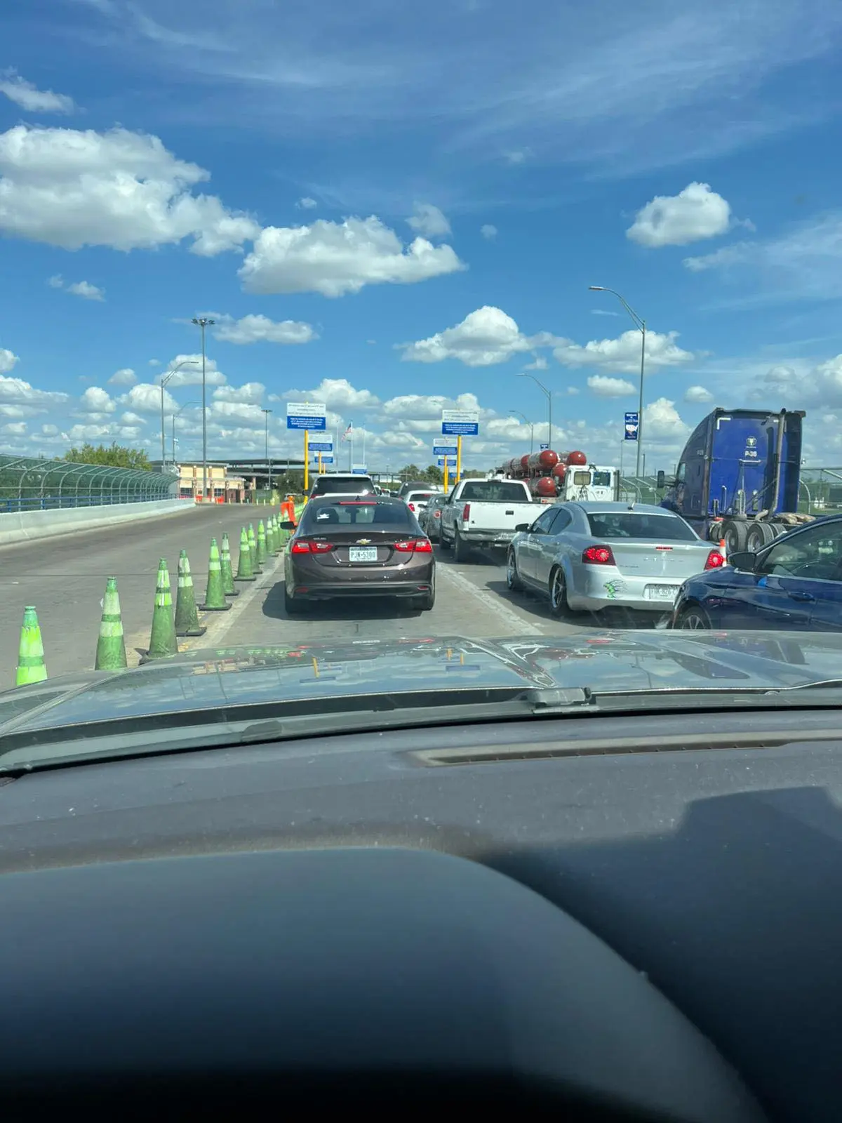 Los flujos de transito en los puentes internacionales se tornan complicados con el paso de unas pocas horas / Foto: Eunice MoreMal