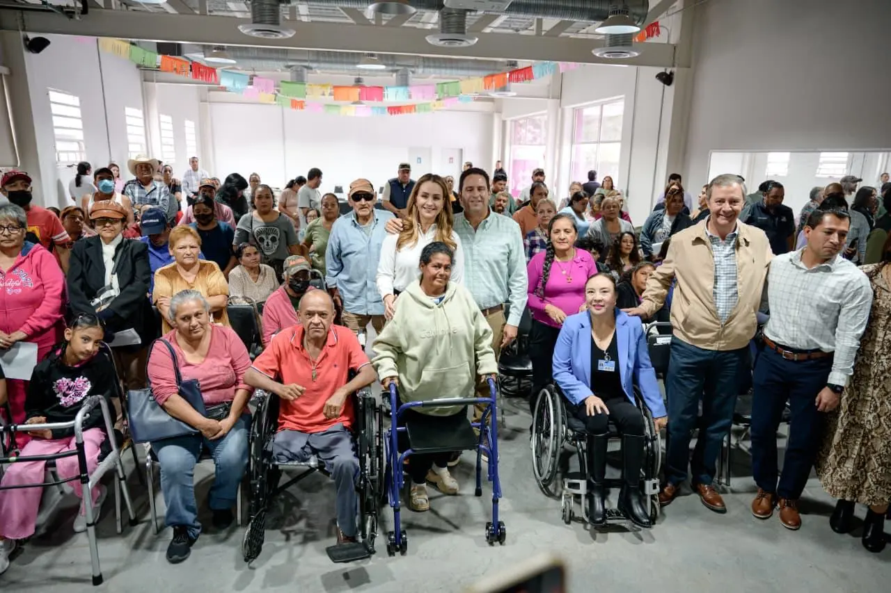 El alcalde de Saltillo, Javier Díaz, en la entrega de aparatos de movilidad. (Fotografía: Gobierno de Saltillo)