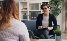 Burnout millennial en Nuevo León: ¿Dónde recibir ayuda gratuita y qué terapias existen?