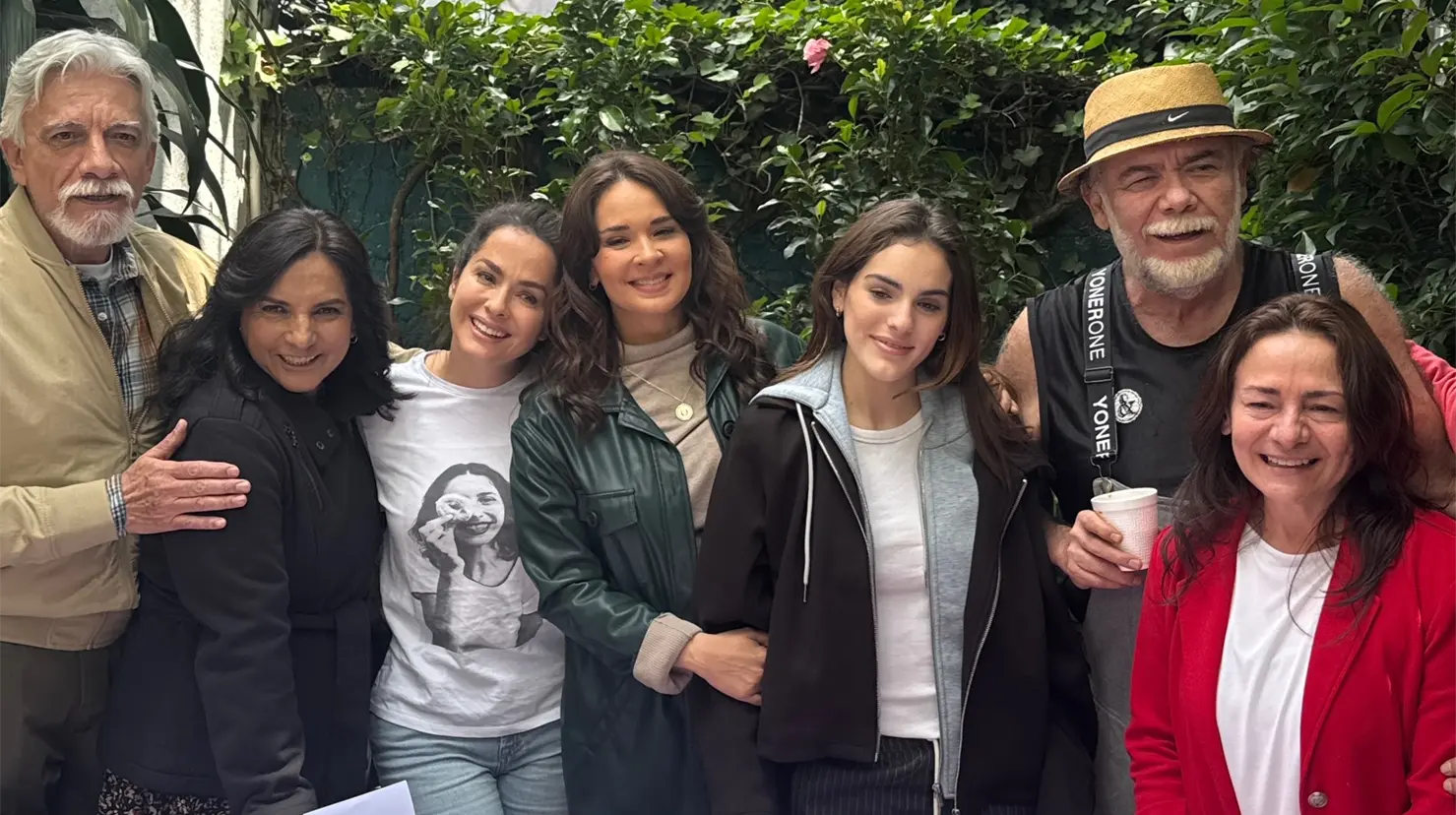 Adriana Louvier festejó rodeada de colegas y amigos en plena grabación del melodrama de TelevisaUnivision, al sur de la Ciudad de México.