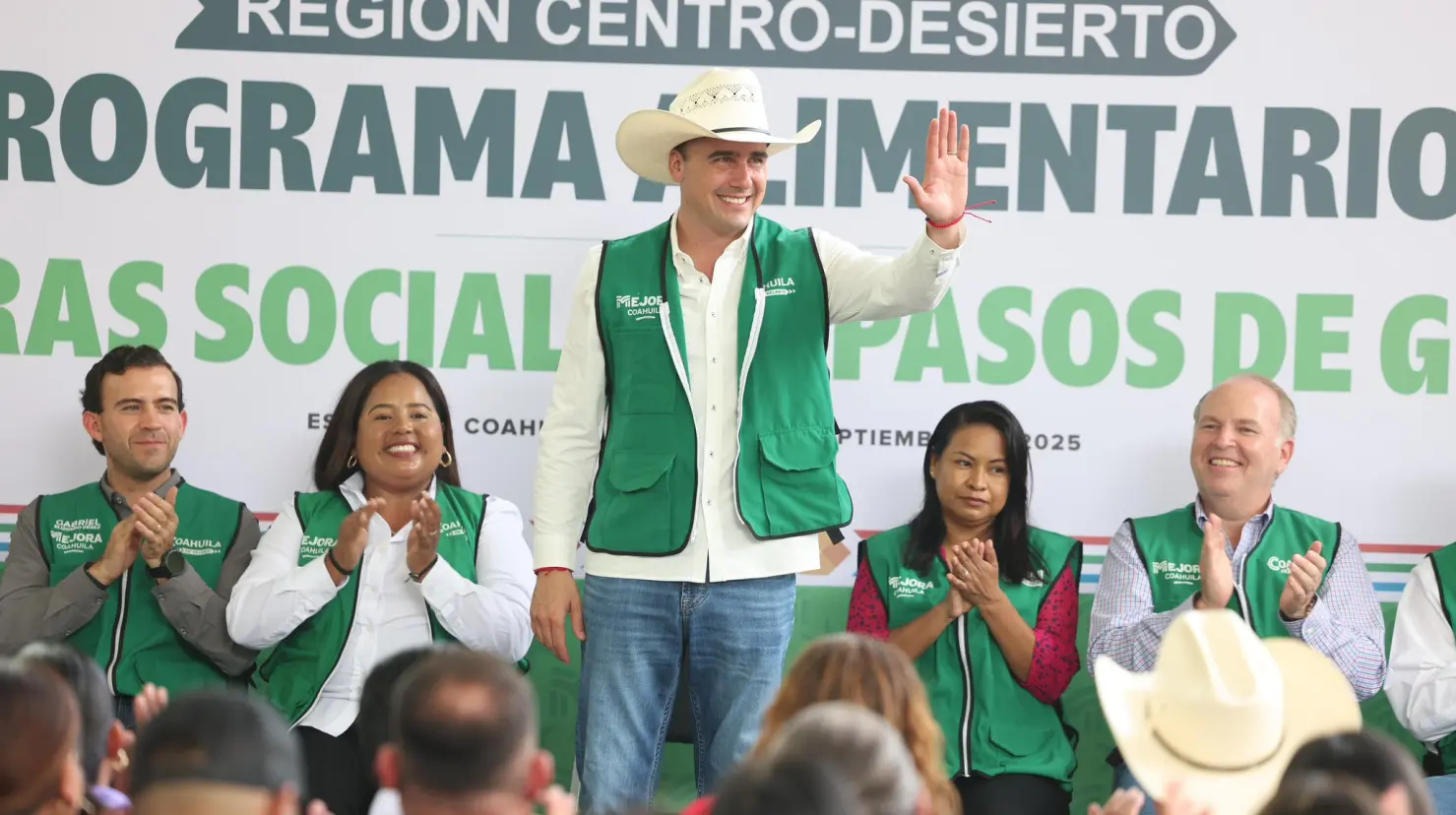 El gobernador Manolo Jiménez en su gira por la región Centro - Desierto. (Fotografía: Gobierno de Coahuila)