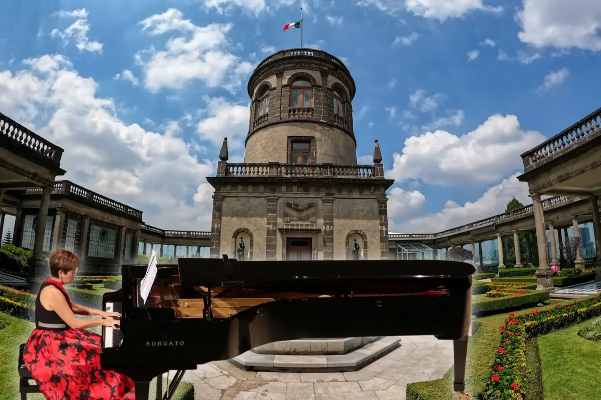 De fondo Museo del Castillo de Chapultepec, persona tocando el piano. Foto: Maps Elías Piña | X @Museodehistoria