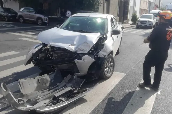 Choque carambola deja lesionados y varios autos dañados en Monterrey