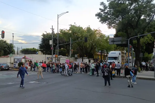 Trabajadores de Nómina 8 de CDMX protestan en Fray Servando; exigen basificación y prestaciones