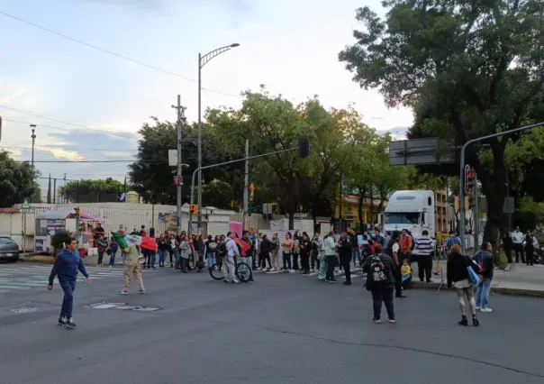 Trabajadores de Nómina 8 de CDMX protestan en Fray Servando; exigen basificación y prestaciones