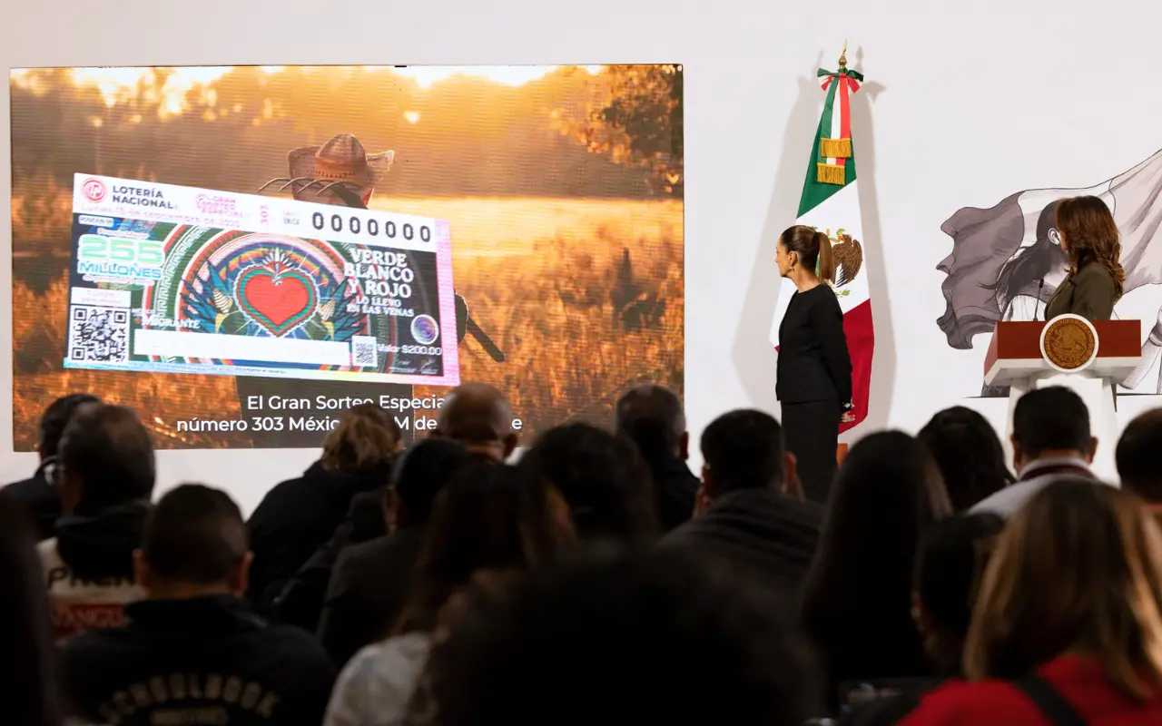 Claudia Sheinbaum, Olivia Salomón Vibaldo y boleto de la lotería. Foto: Presidencia de la República