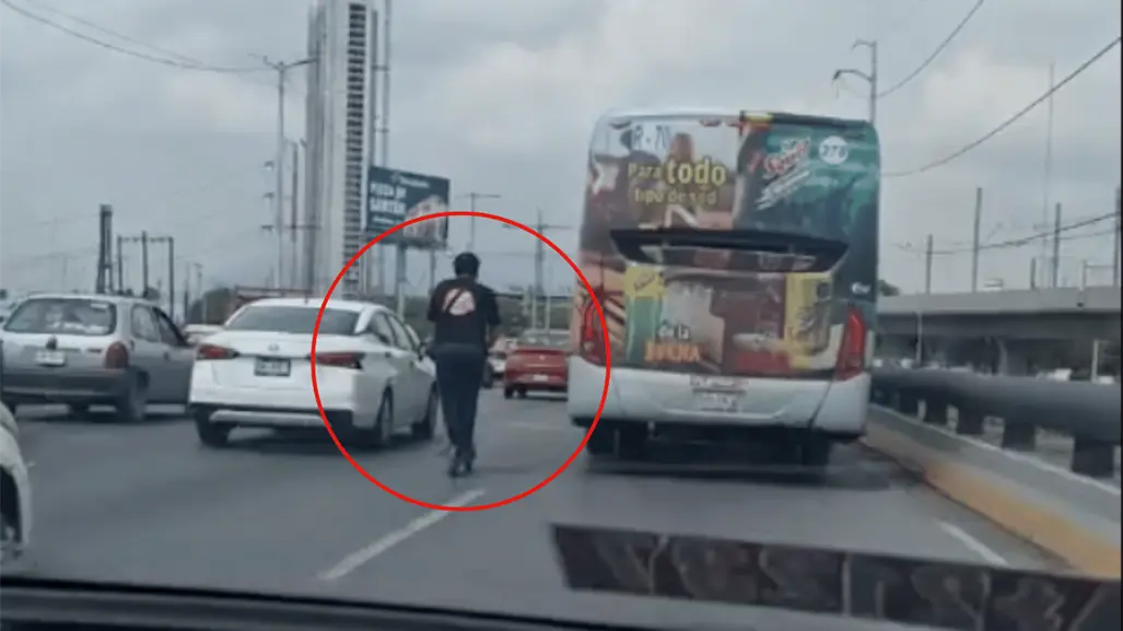 ¡Sin casco ni protección! Joven cruza el puente de Guadalupe en scooter eléctrico l VIDEO