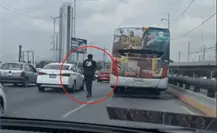 ¡Sin casco ni protección! Joven cruza el puente de Guadalupe en scooter eléctrico l VIDEO