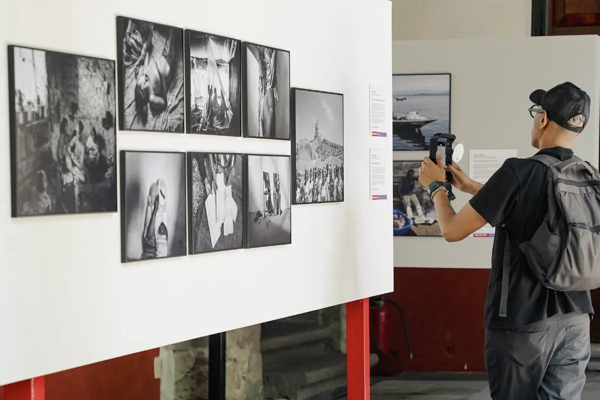 Persona viendo exposición en CDMX. Foto: X @museofranzmayer