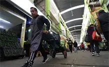 Pobladores de Santa Isabel Cholula, Puebla, tratan de linchar a ladrón de aguacate